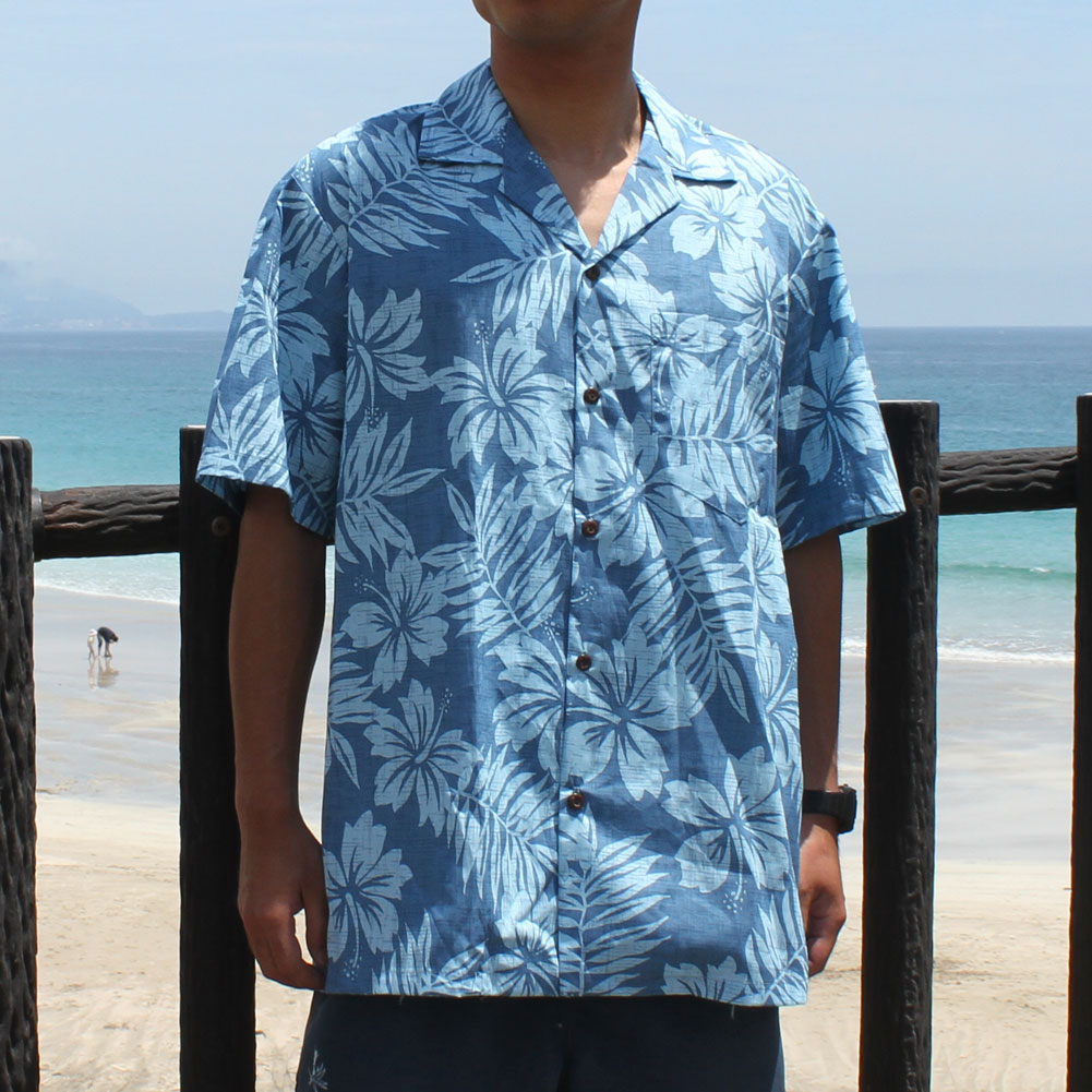 【送料無料】メンズ アロハ シャツ ブルー ハイビスカス ハワイ製 コットン 綿 半袖 Mサイズ ライトブルー 青 花柄 ハワイアン MADE IN  HAWAII メンズウェア トップス ココナッツボタン 親子でお揃い